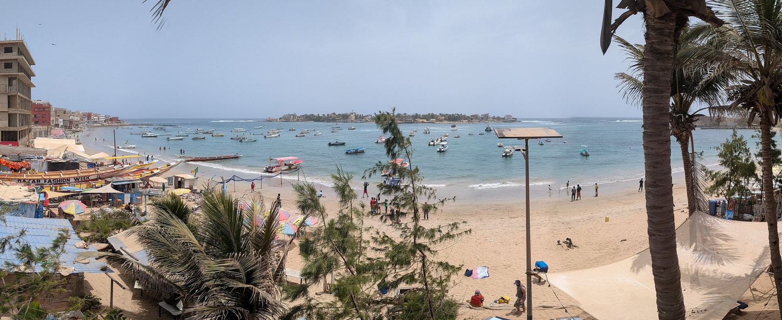 La plage de Ngor et ses pirogues, face à l'île de Ngor