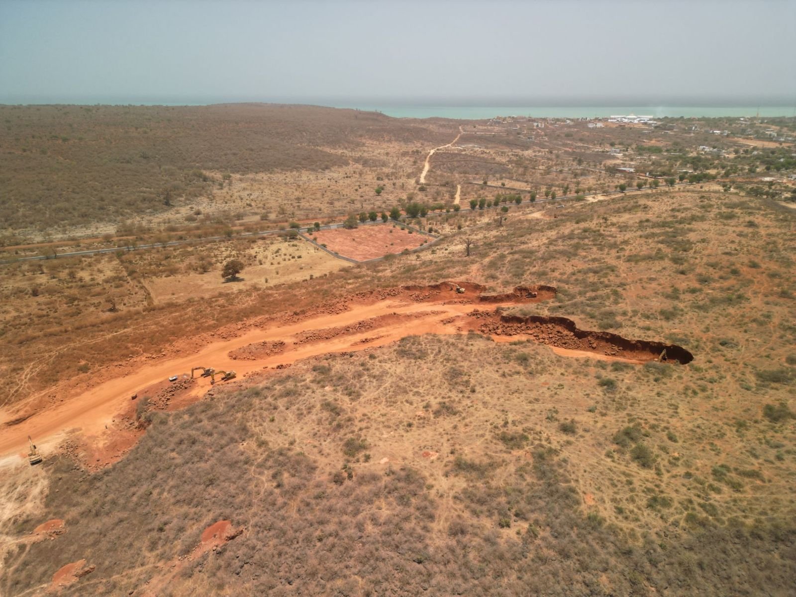 Vue drone d'un chantier de voirie Takussane, la mer à l'horizon